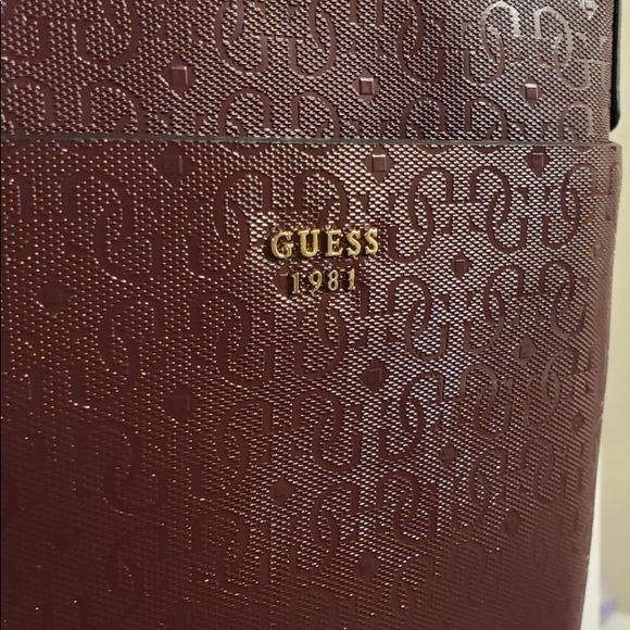 GUESS Maroon Gold Chain Sidebag - Picture 4 of 7
